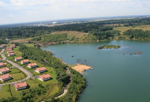 Коттеджный поселок у озера