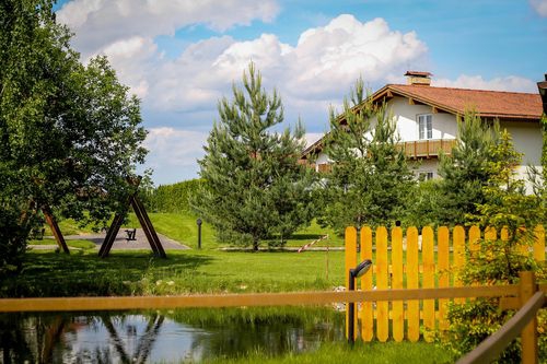 Коттедж в на фоне живописного пруда