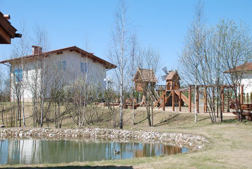 Коттедж и детская игровая площадка