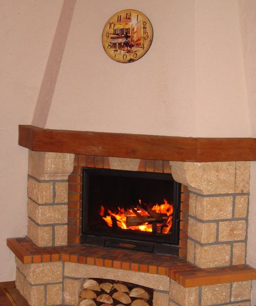 Камин в арендном коттедже