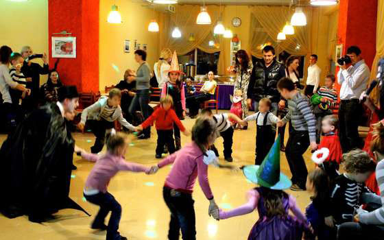 Детский хоровод с Дракулой