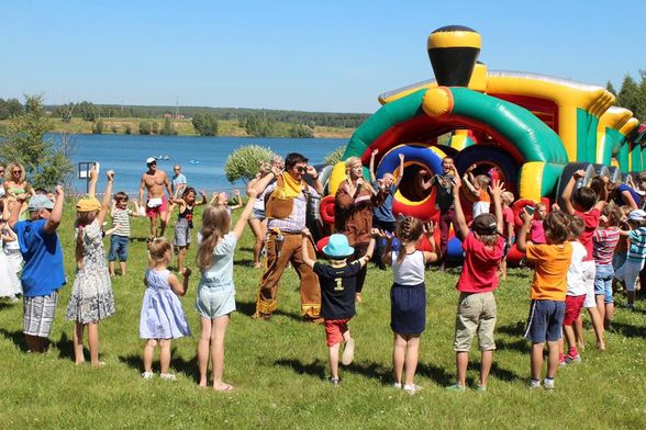 Аниматоры развлекают детей