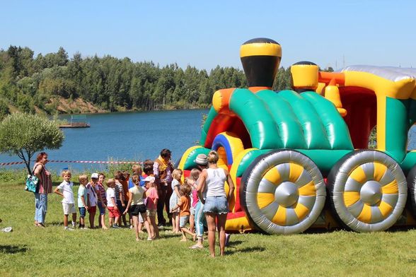 Начало детского соревнования на батуте