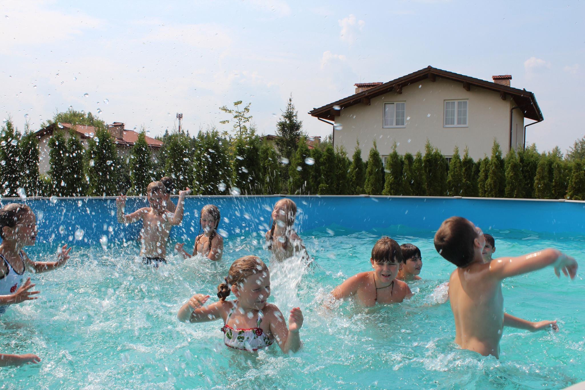 Хорошо летом в бассейне!