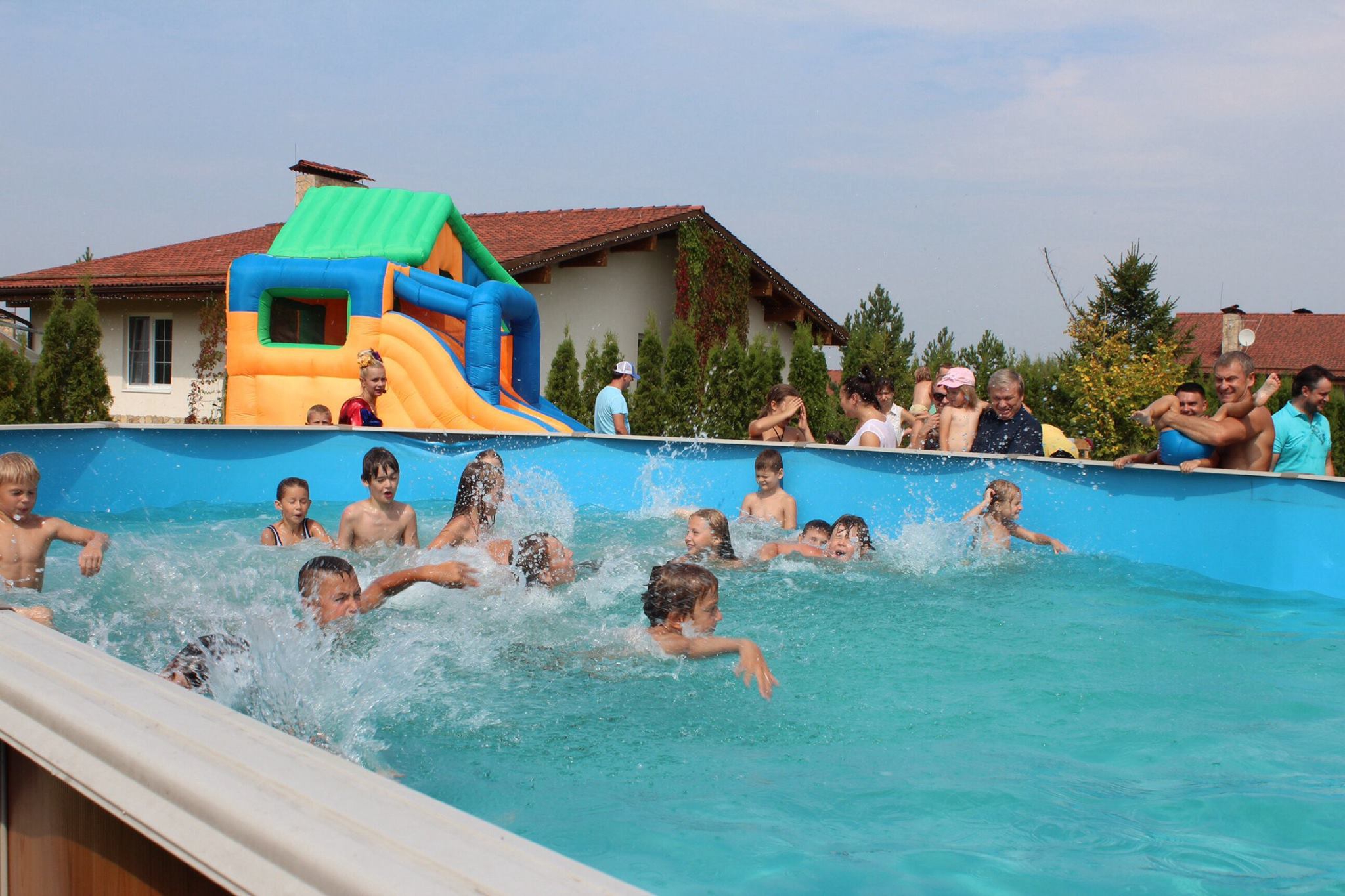 Заплыв на скорость в бассейне