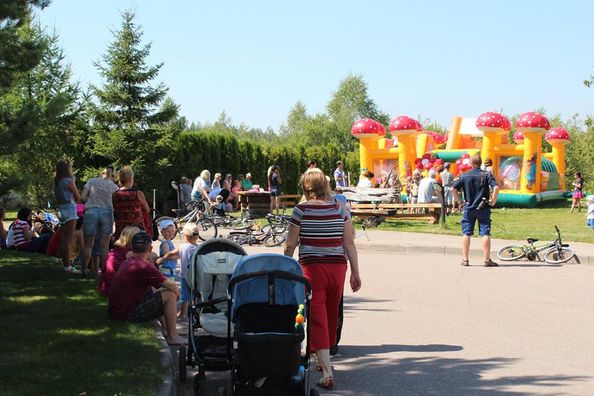 Родители пришли посмотреть на детвору