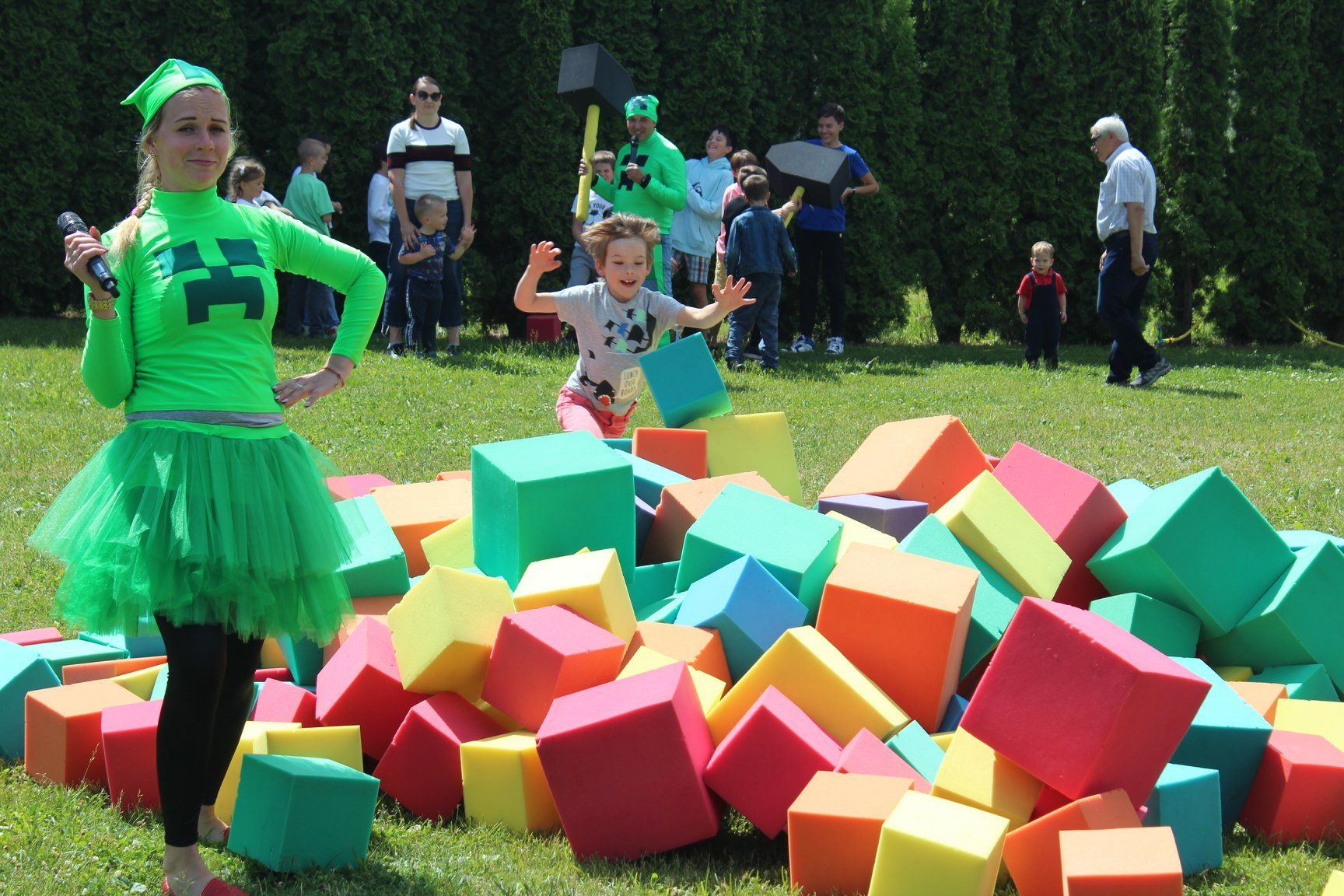 Детский праздник на Спас-Каменке Детский праздник с цветными кубиками