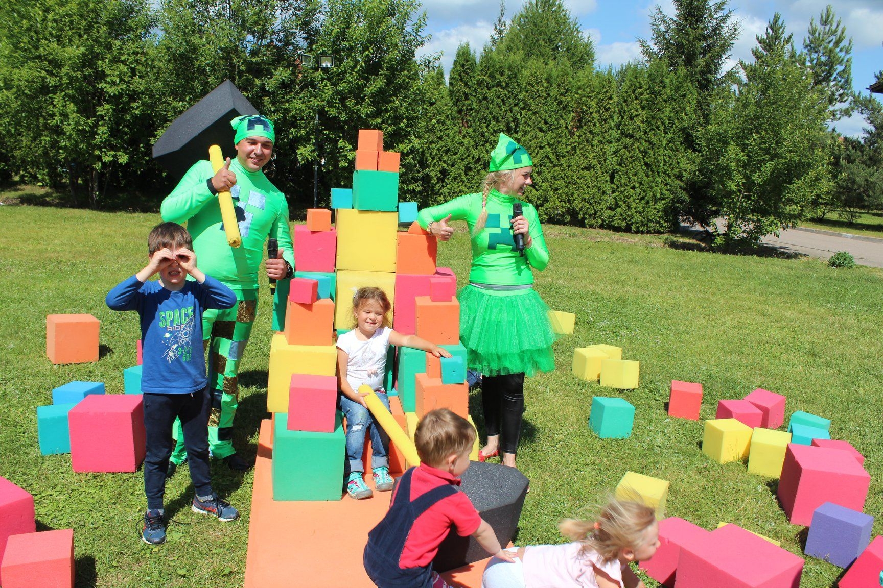 Детский праздник на Спас-Каменке Детский праздник с цветными кубиками