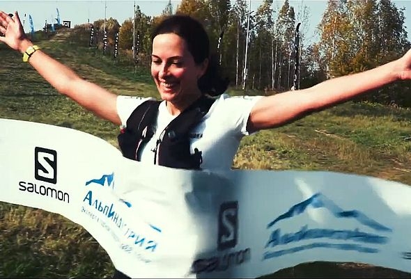 Дамы финишируют в отдельной категории.