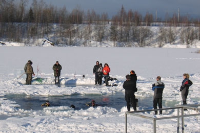 Спас-Каменка. Дайвингисты перед погружением.