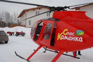 Вертолёт на фоне арендного коттеджного поселка.