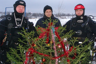 Спас-Каменка. Новогодняя ель перед погружением.