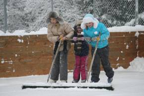 Почистим вместе каток и покатаемся!