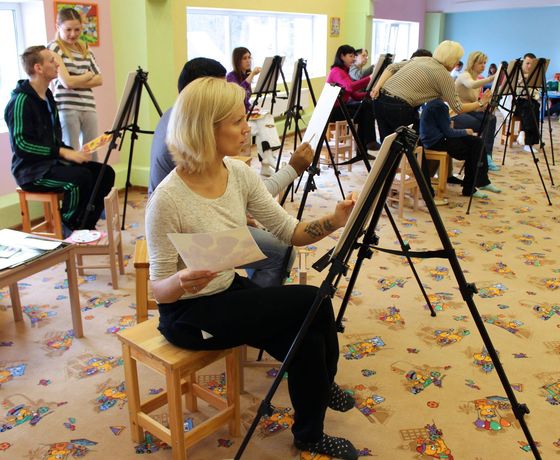 жители Спас Каменки рисуют "Подсолнухи" Ван Гога